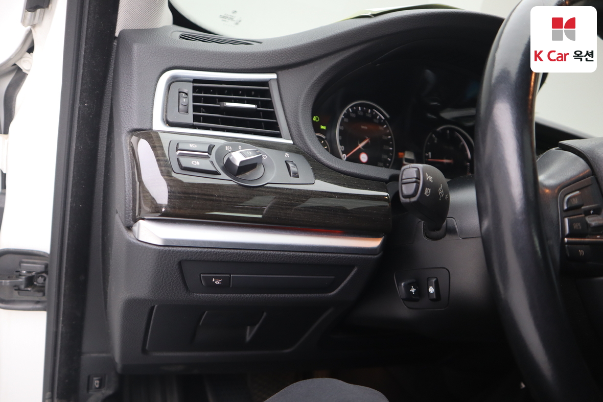 BMW 5 Series 2015 - Image 9