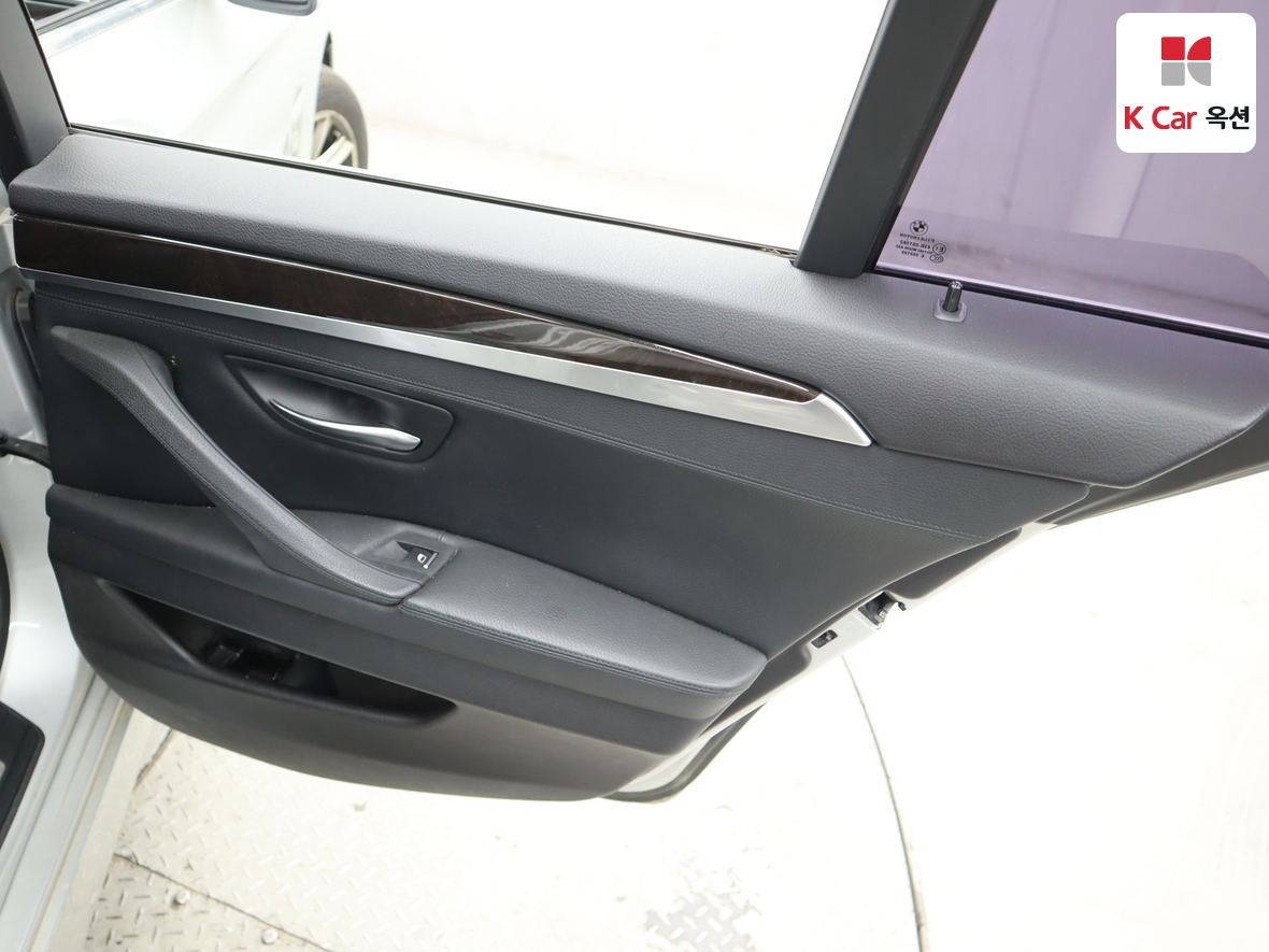 BMW 5 Series - 28