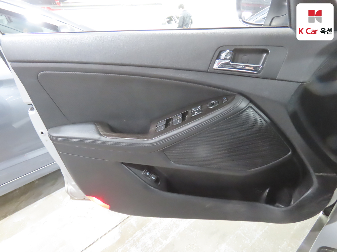 Kia K5 2011 - Image 8