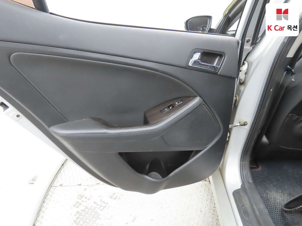 Kia K5 2011 - Image 22