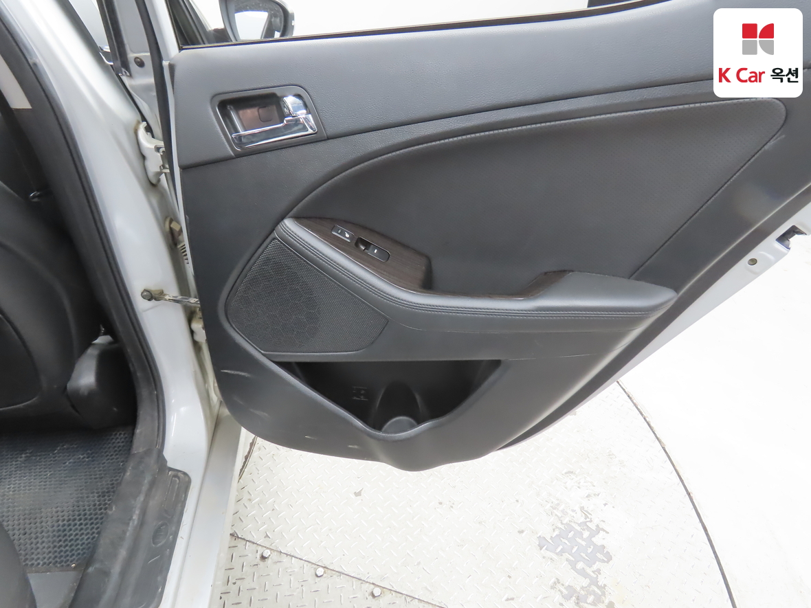 Kia K5 2011 - Image 26