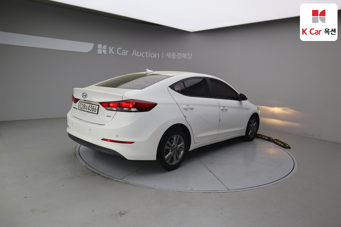 Hyundai Elantra - 2