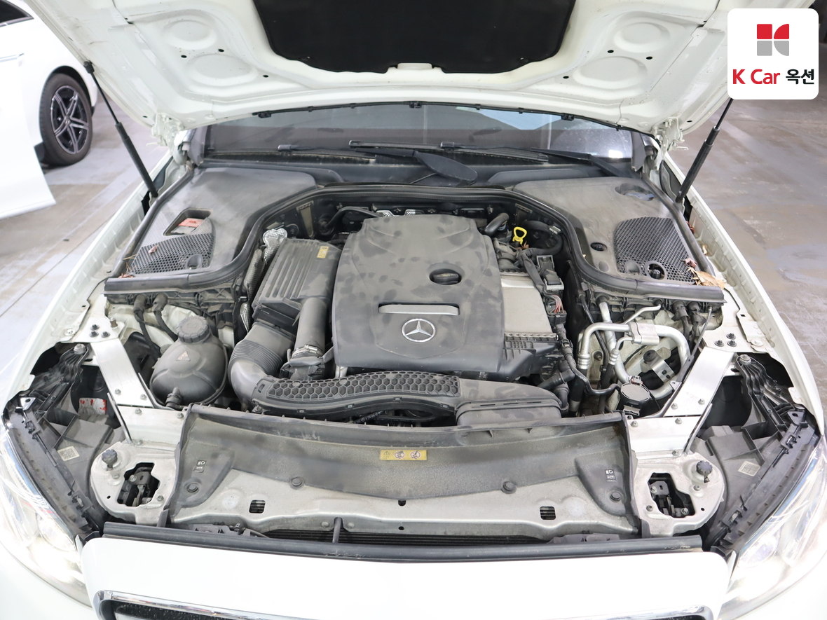 Mercedes-Benz E-Class - 36