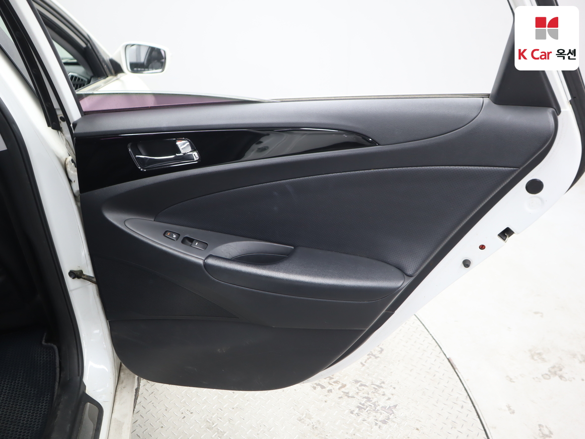 Hyundai Sonata 2011 - Image 26