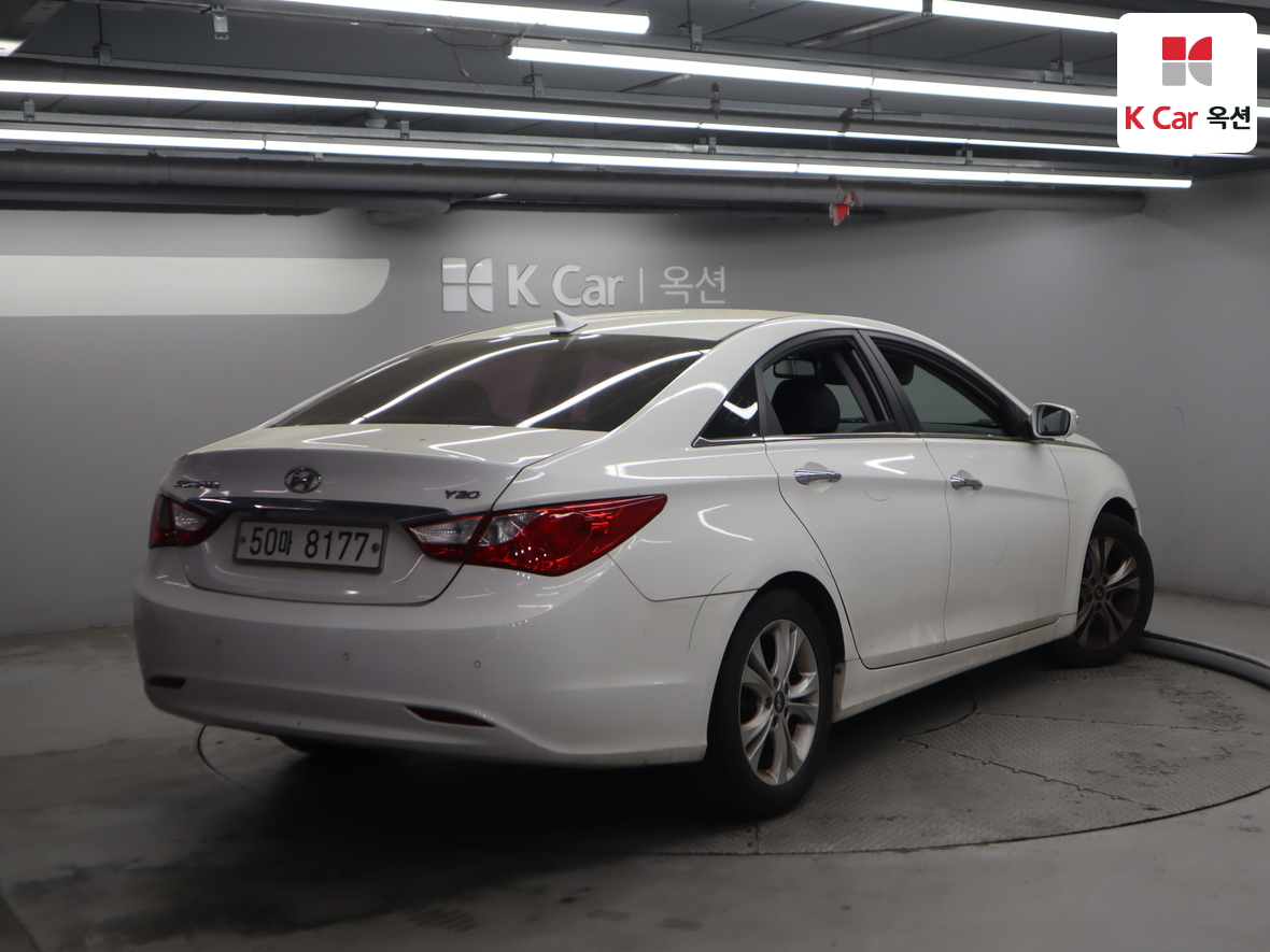 Hyundai Sonata 2011 - Image 2