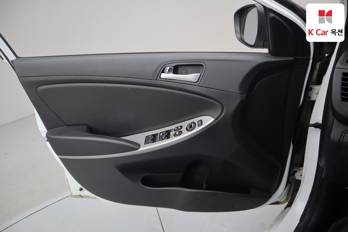Hyundai Accent - 8