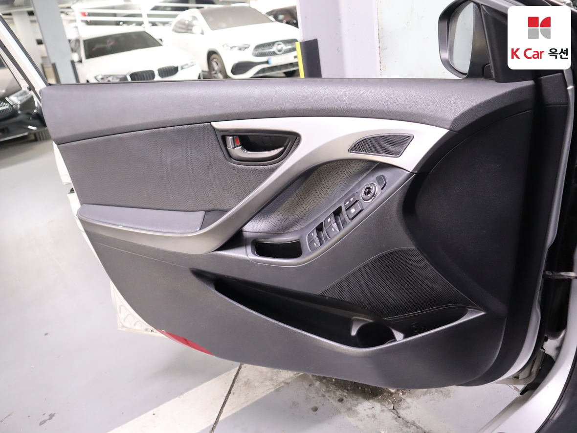 Hyundai Elantra 2011 - Image 8