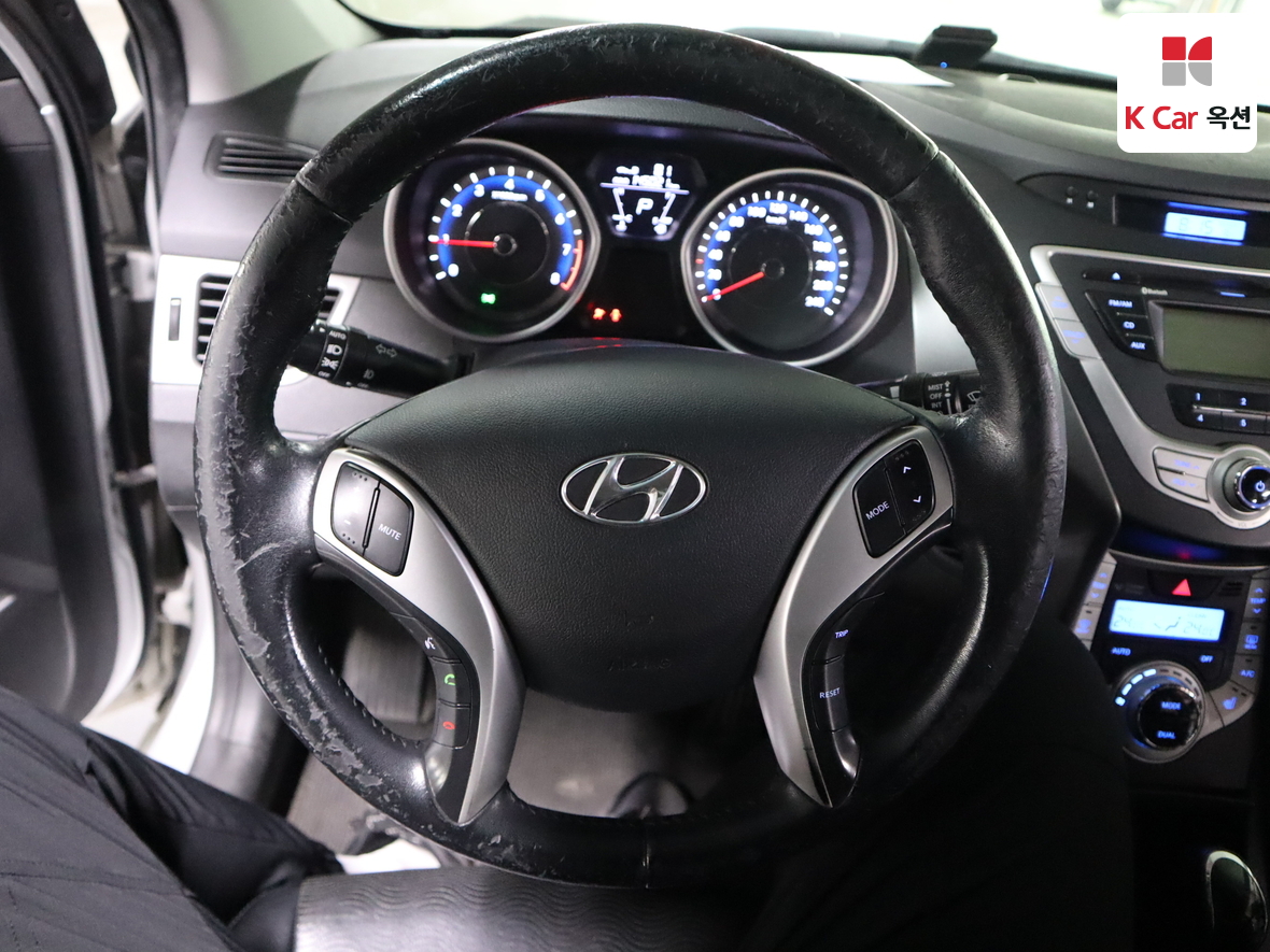 Hyundai Elantra 2011 - Image 10