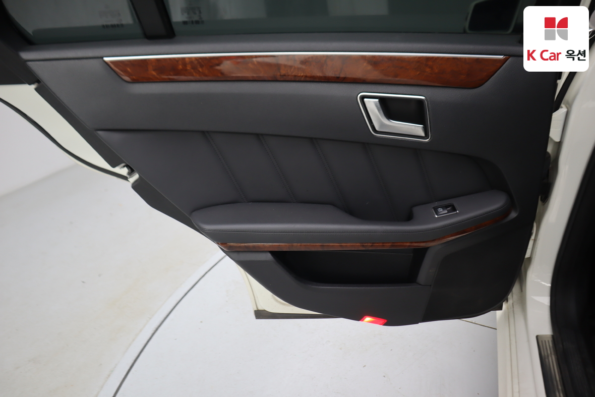 Mercedes-Benz E-Class - 24