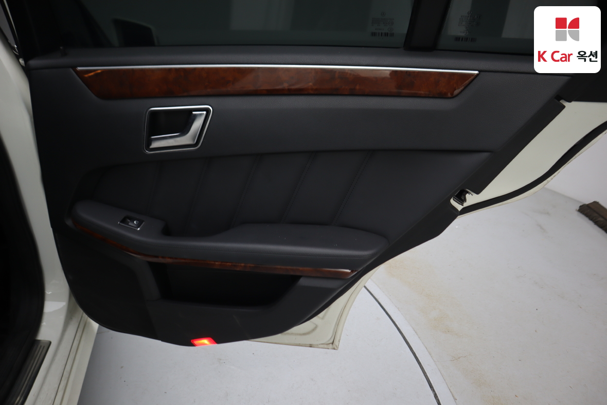 Mercedes-Benz E-Class - 28