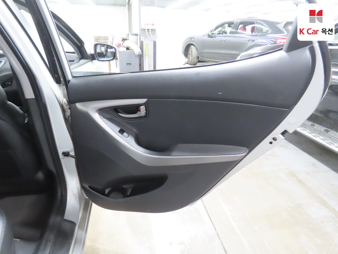 Hyundai Elantra 2011 - Image 25