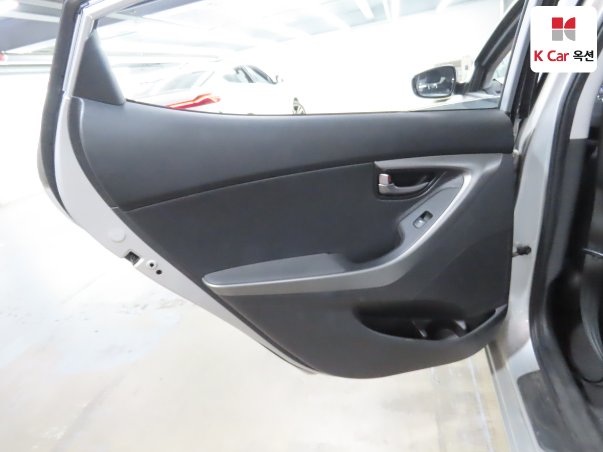 Hyundai Elantra 2011 - Image 21