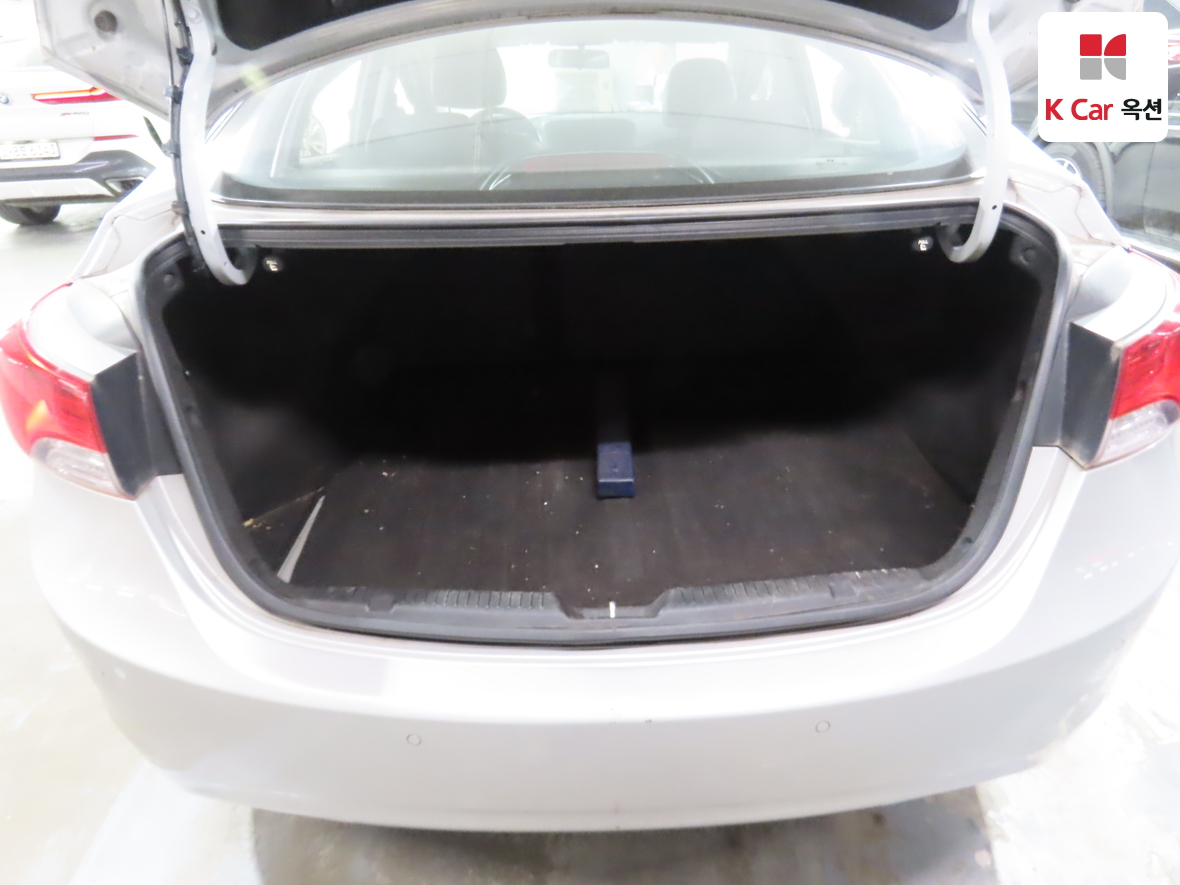 Hyundai Elantra 2011 - Image 24