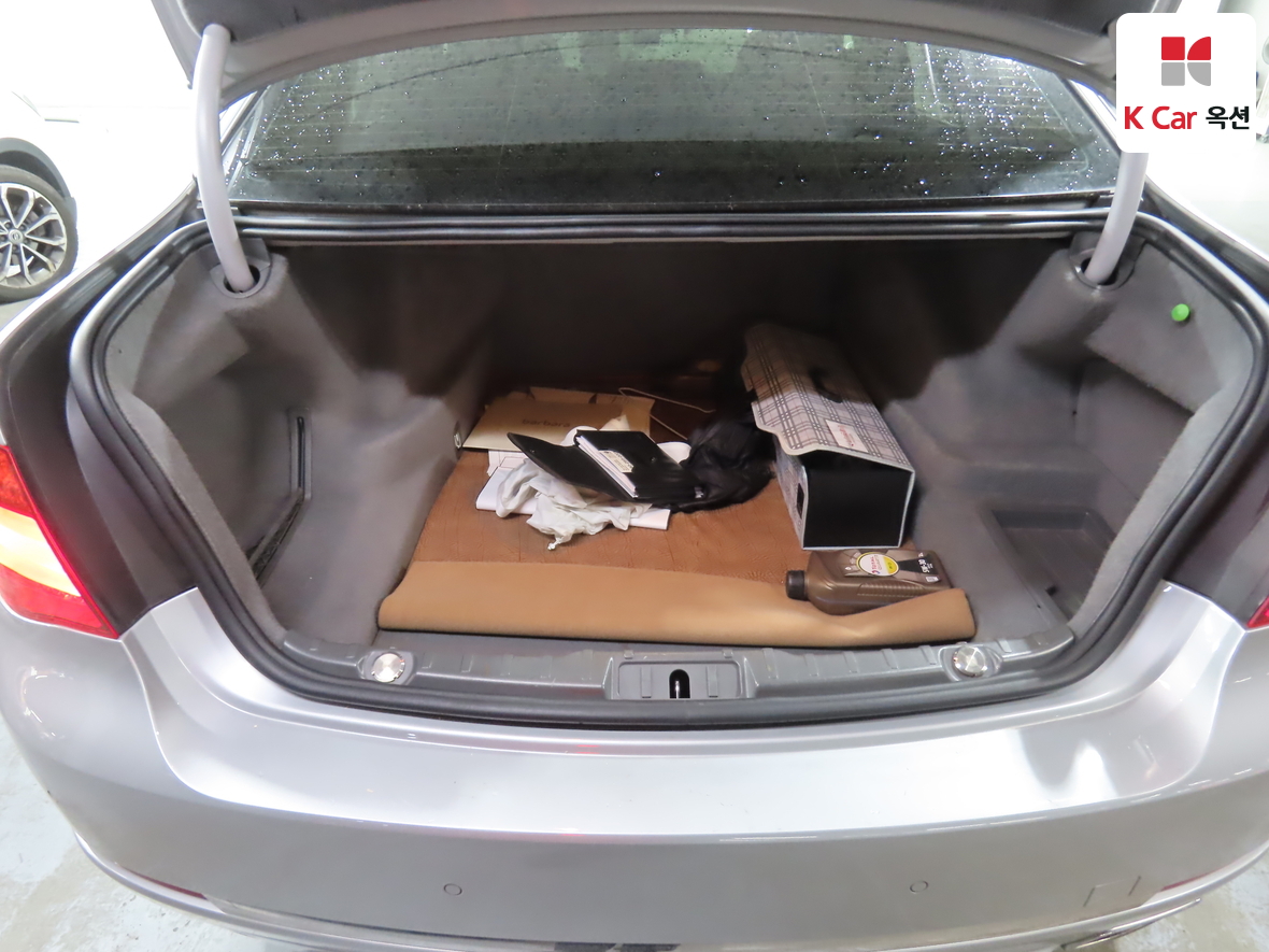 BMW 7 Series - 28