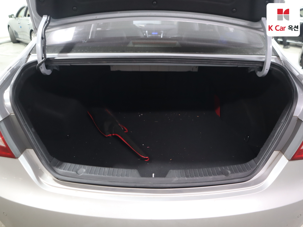 Hyundai Sonata 2010 - Image 24