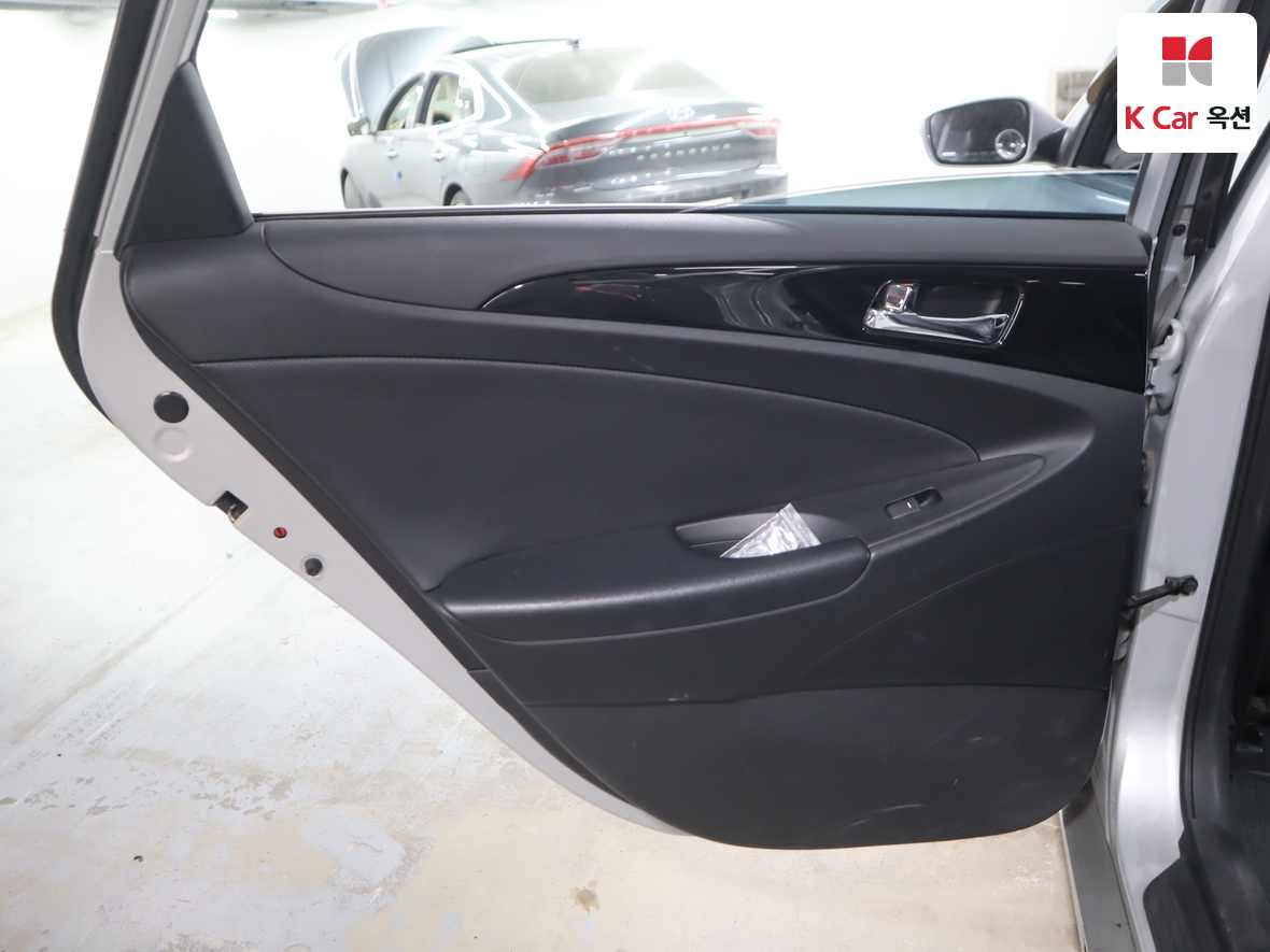 Hyundai Sonata 2010 - Image 21