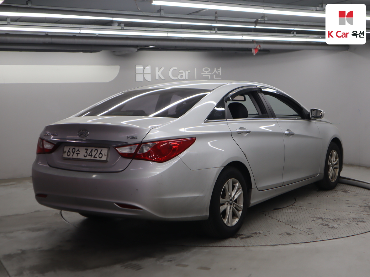 Hyundai Sonata 2010 - Image 2
