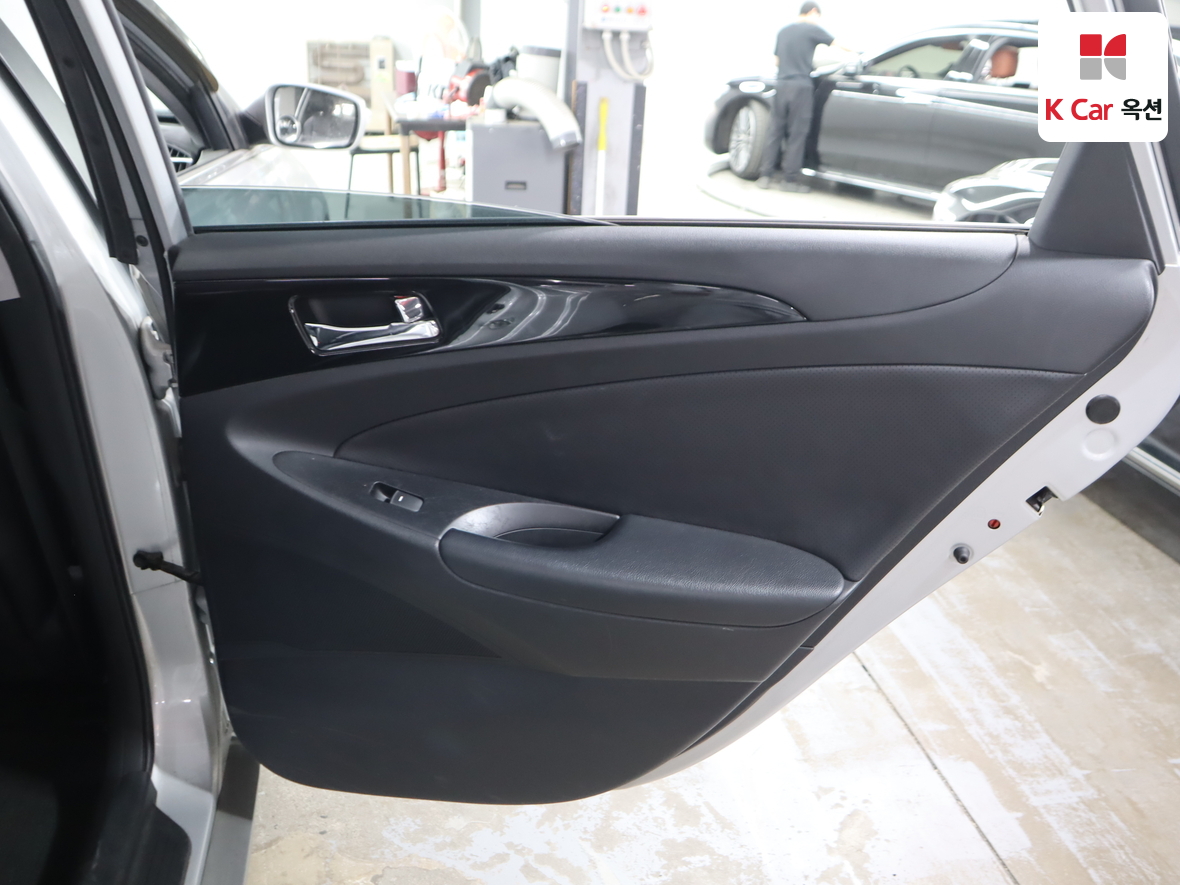 Hyundai Sonata 2010 - Image 25