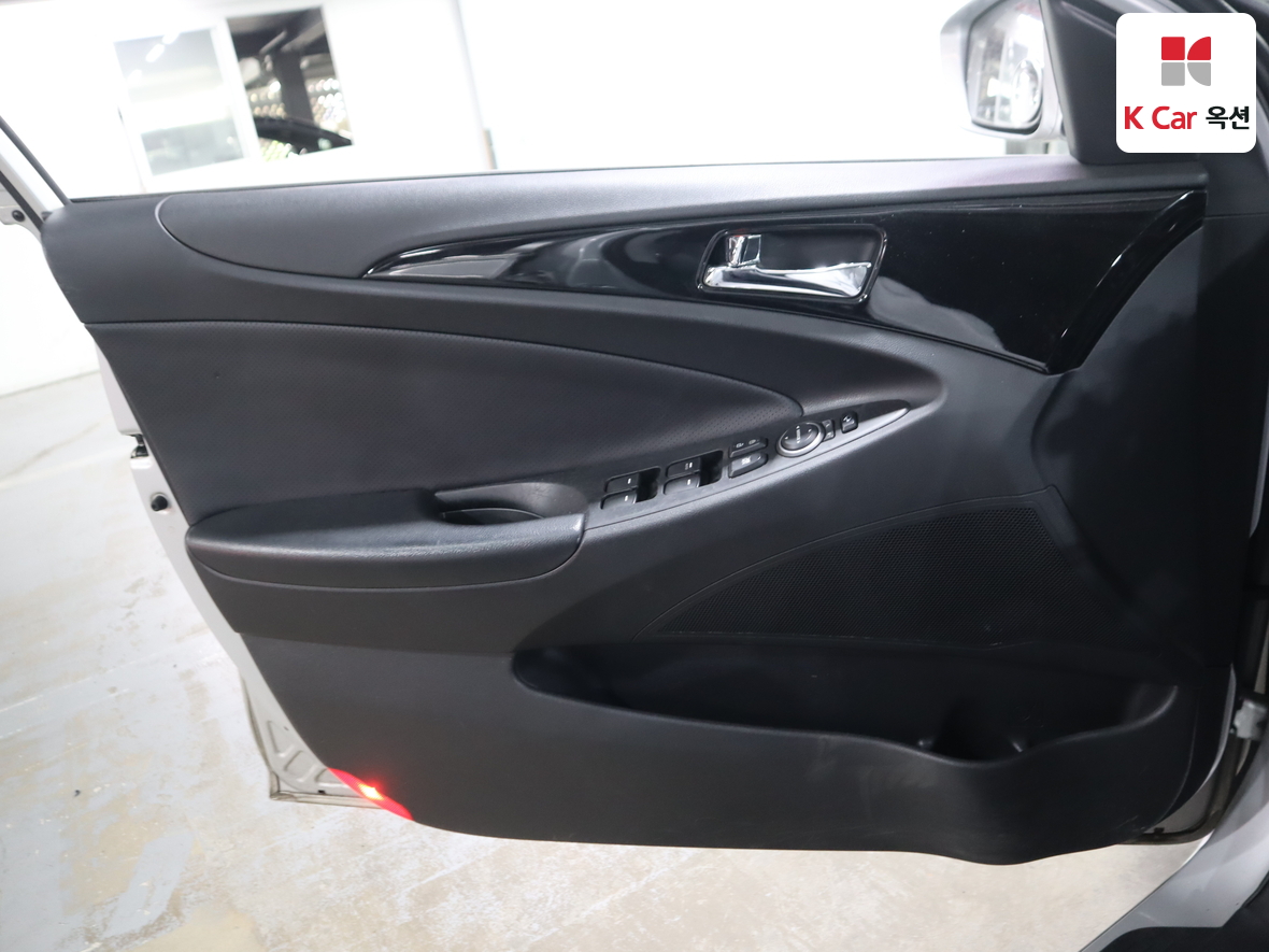 Hyundai Sonata 2010 - Image 8