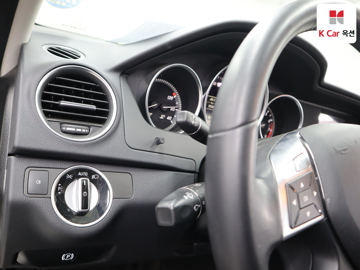 메르세데스-벤츠 C-클래스 2012 - 이미지 9