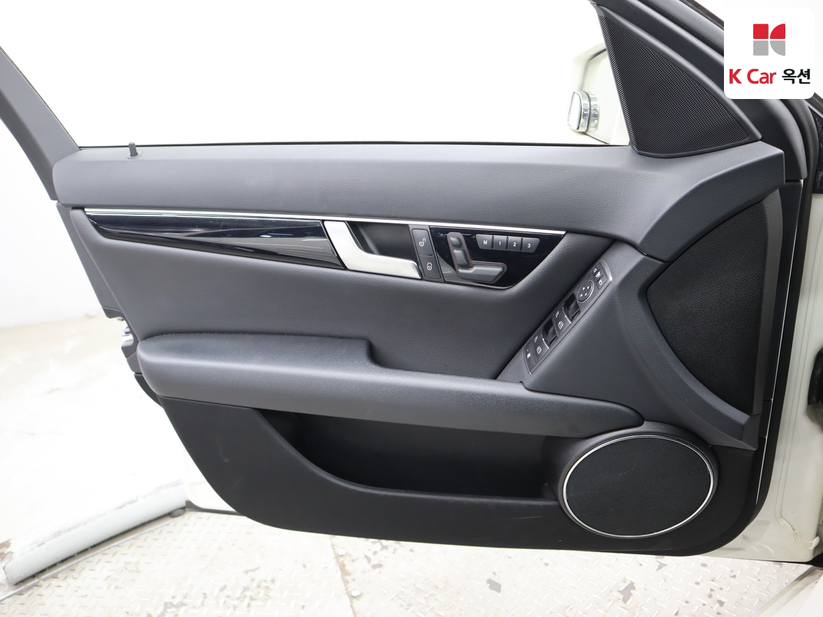 메르세데스-벤츠 C-클래스 2012 - 이미지 8