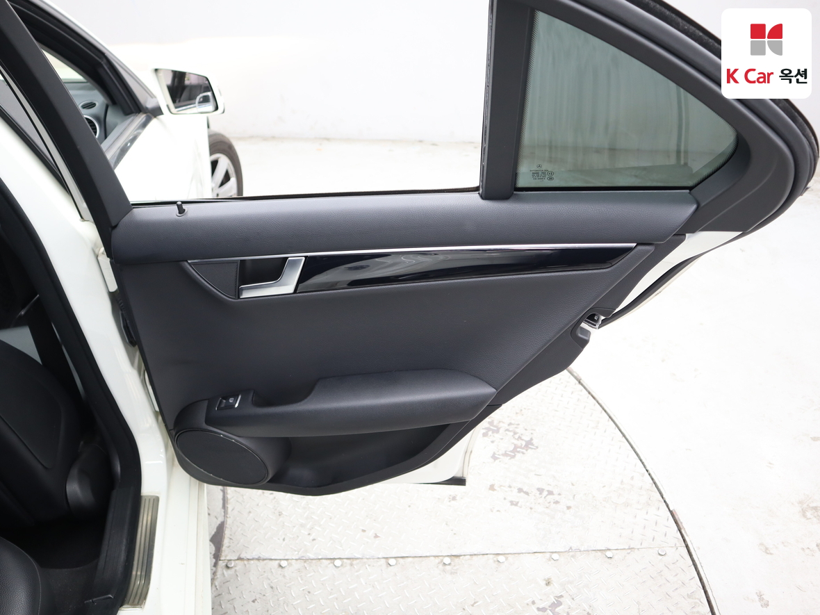 메르세데스-벤츠 C-클래스 2012 - 이미지 31