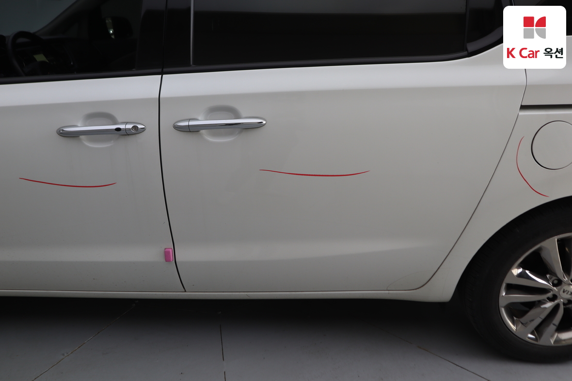 Kia New Carnival - 38
