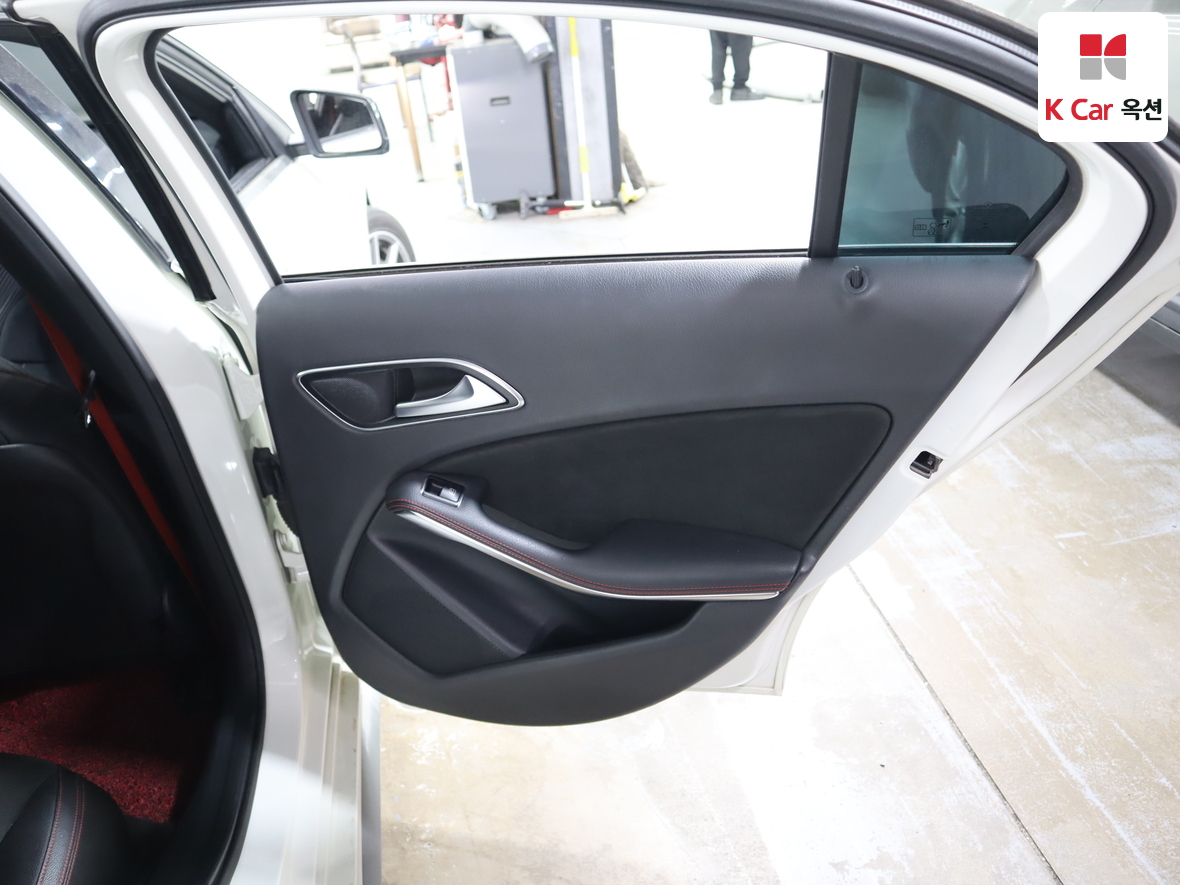 메르세데스-벤츠 A-클래스 2017 - 이미지 32