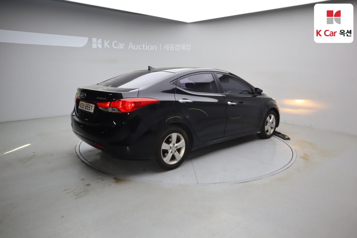 Hyundai Elantra - 2