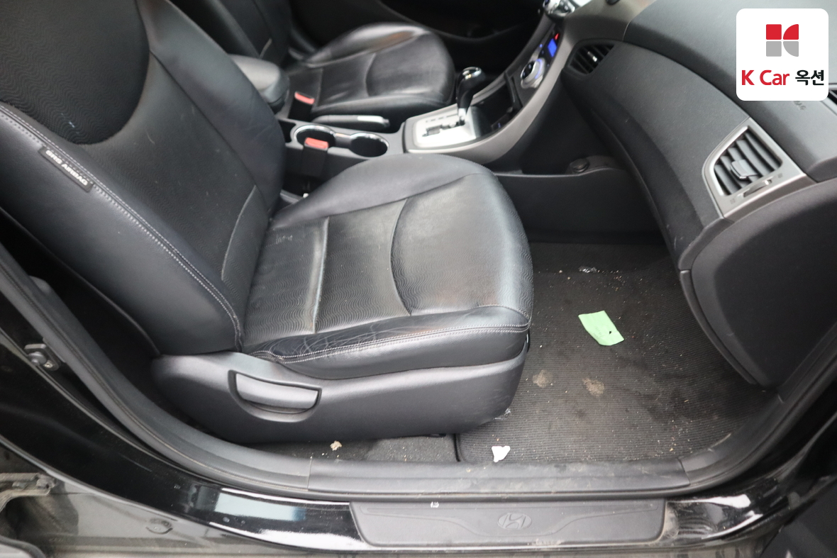 Hyundai Elantra - 30