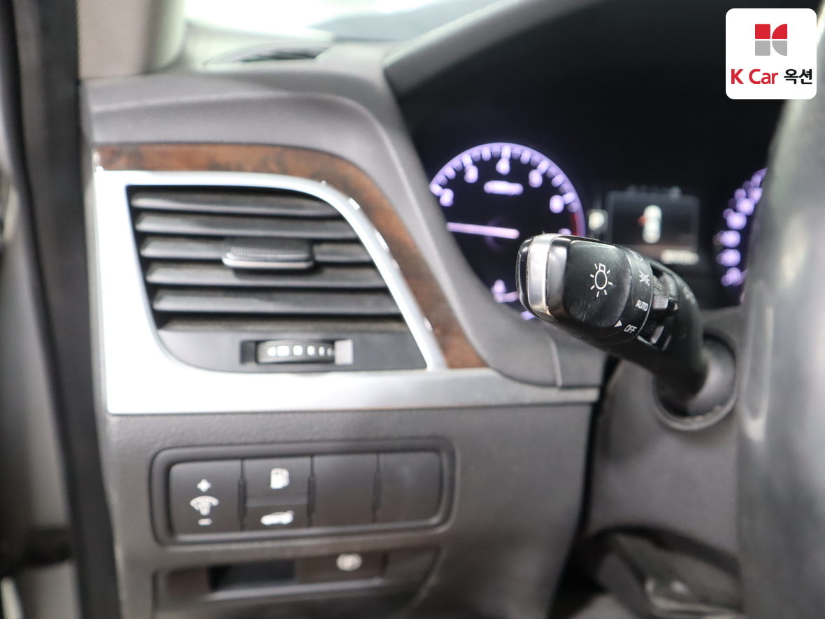 Hyundai Genesis 2016 - Image 9