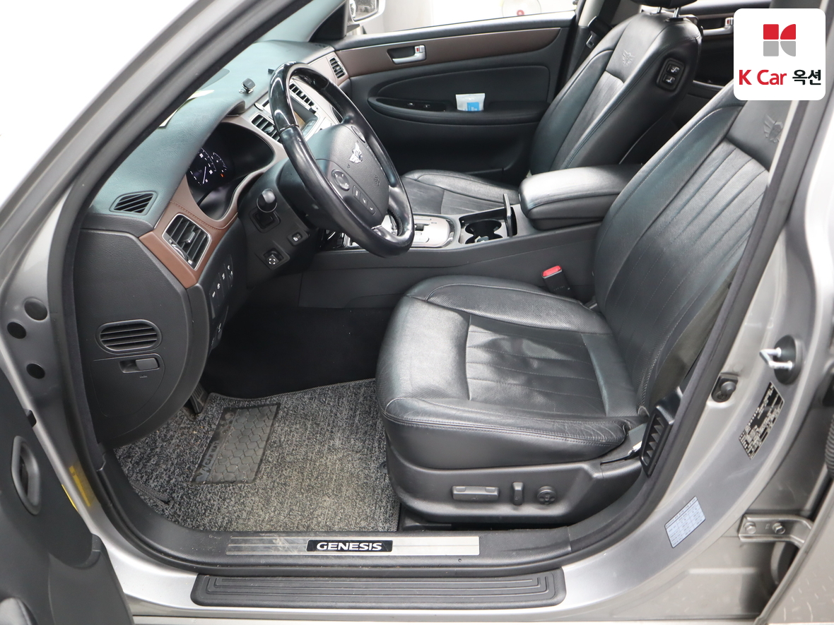 Hyundai Genesis 2012 - Image 19