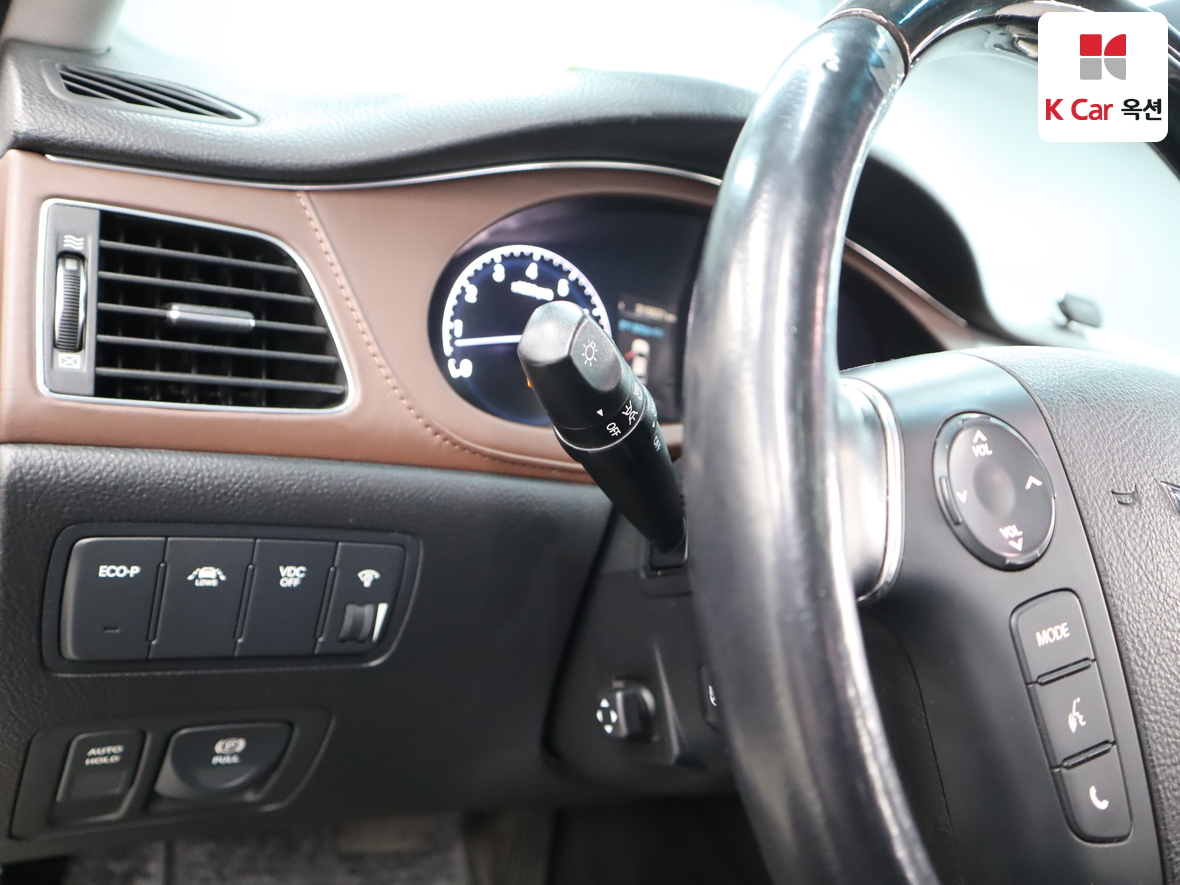 Hyundai Genesis 2012 - Image 9