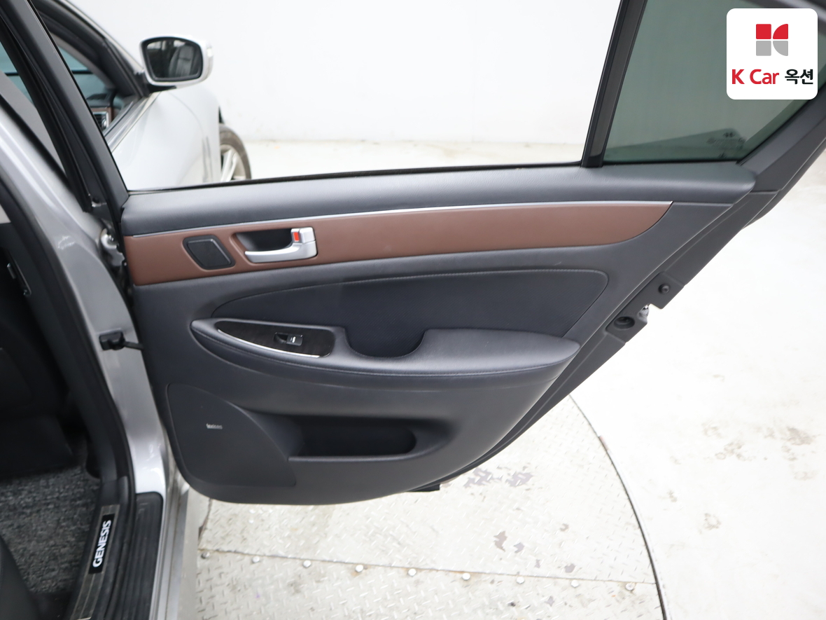 Hyundai Genesis 2012 - Image 30