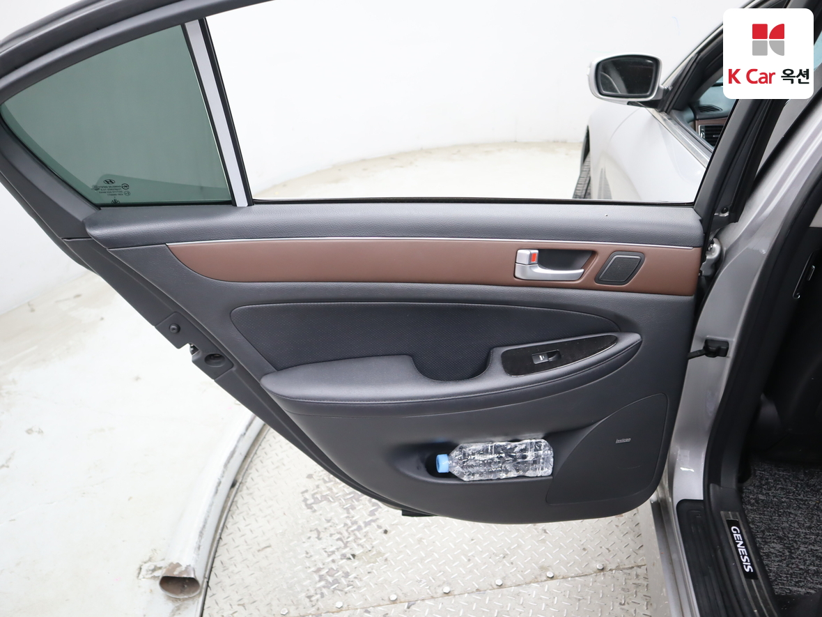 Hyundai Genesis 2012 - Image 25