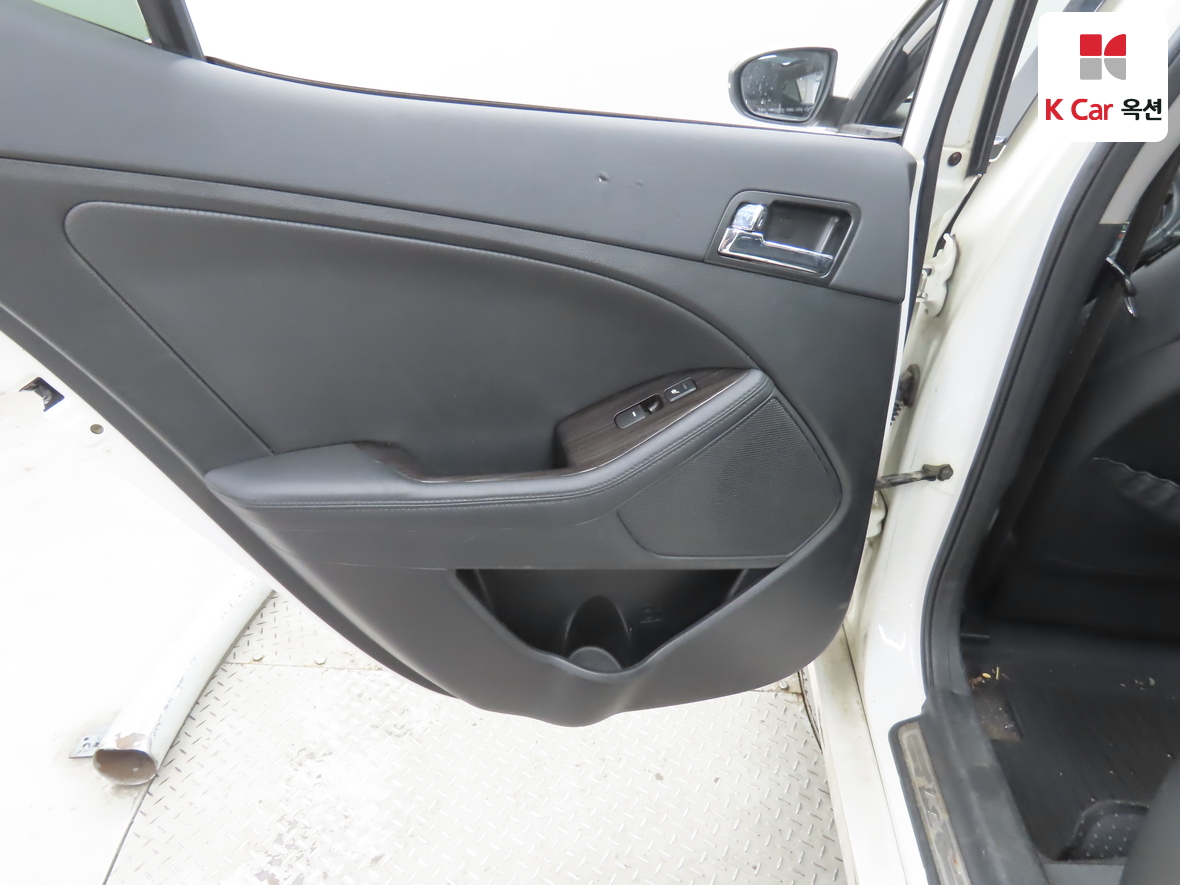 Kia K5 2011 - Image 25