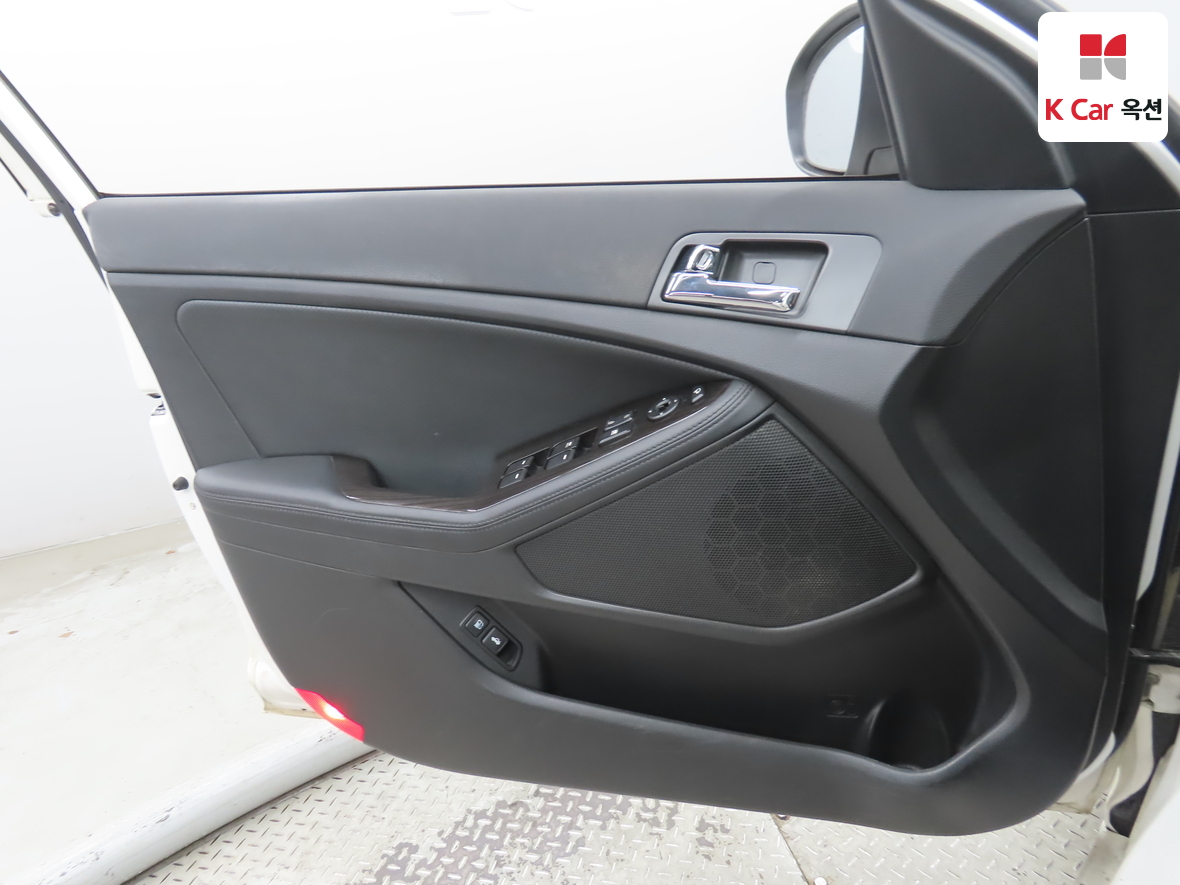 Kia K5 2011 - Image 8