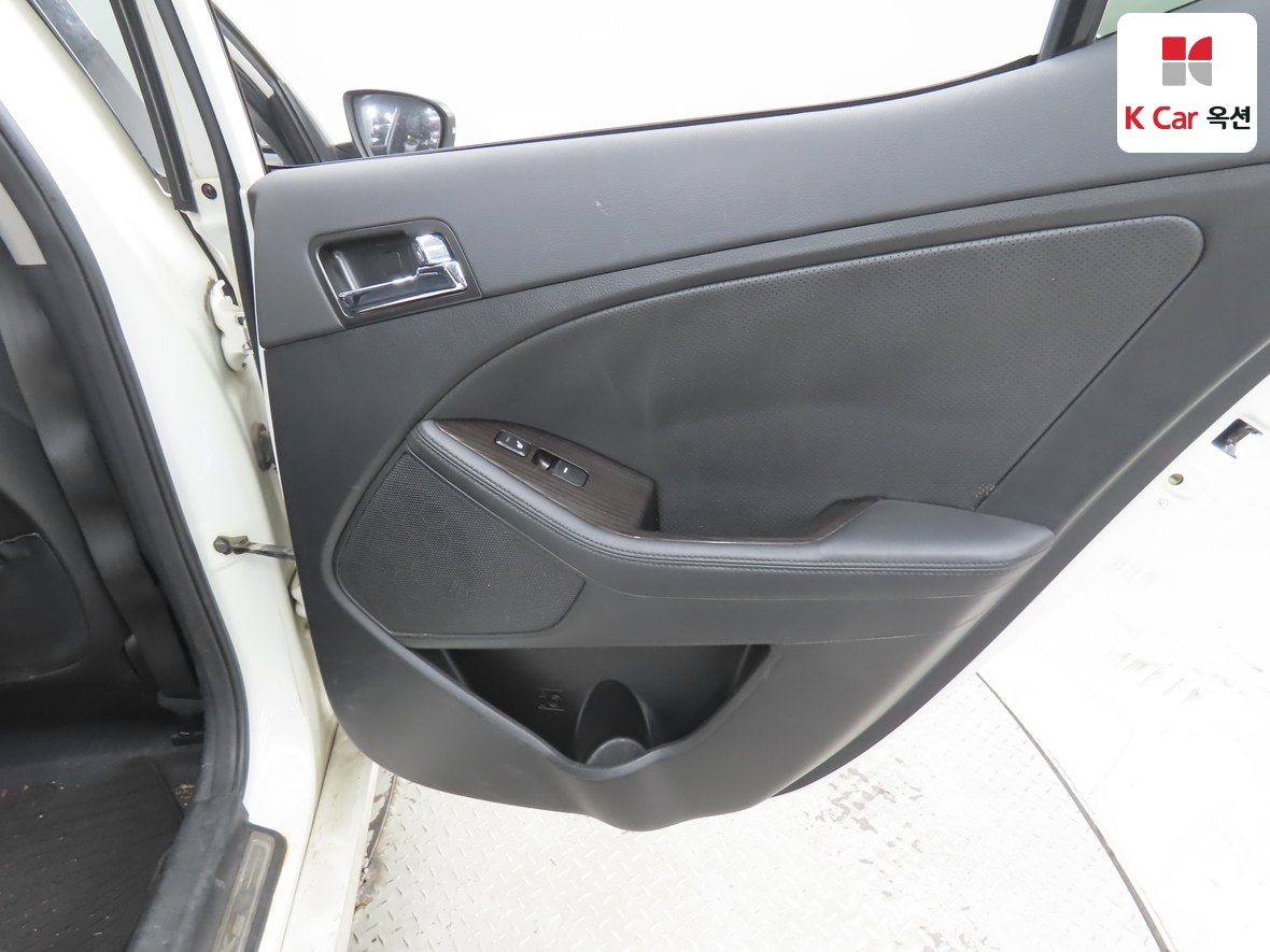 Kia K5 2011 - Image 29