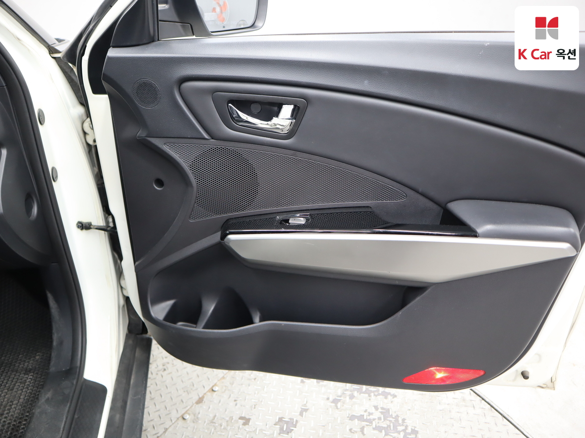 KG Mobility Tivoli 2016 - Image 30