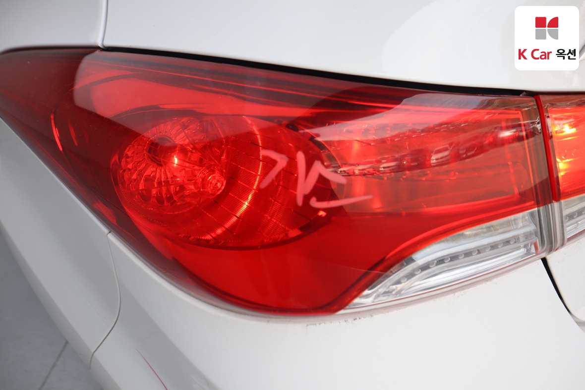 Hyundai Elantra - 36
