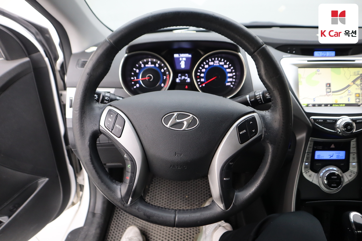 Hyundai Elantra - 10