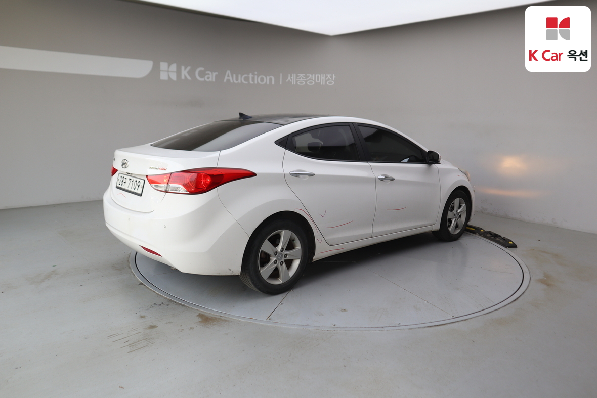 Hyundai Elantra - 2