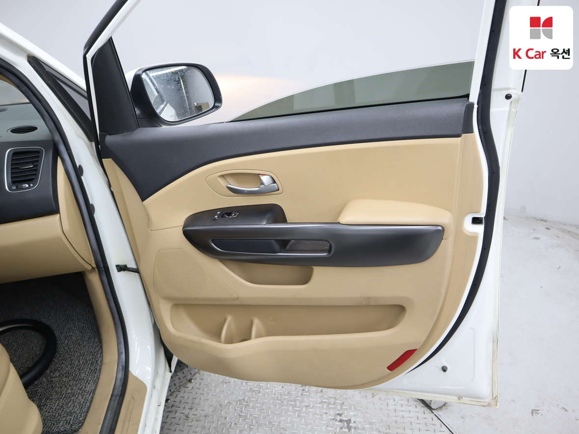 Kia New Carnival - 28