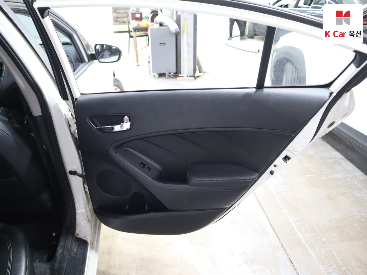 Kia K3 2013 - Image 27