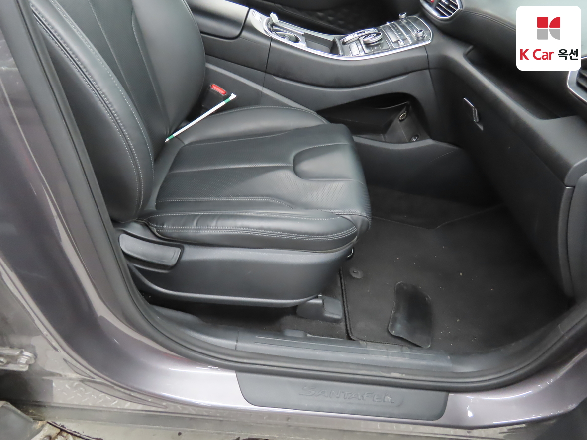 Hyundai SANTAFE 2021 - Image 30