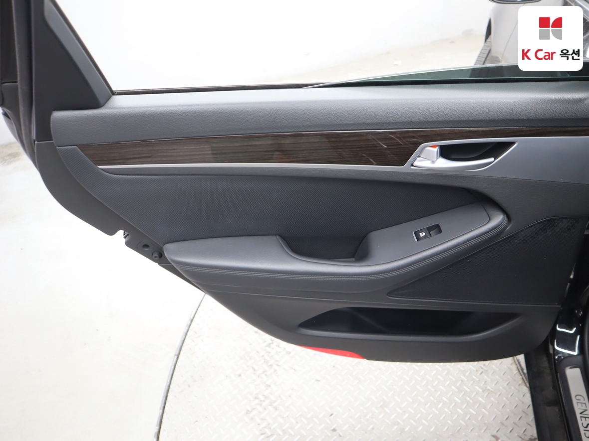 Genesis G80 2017 - Image 22