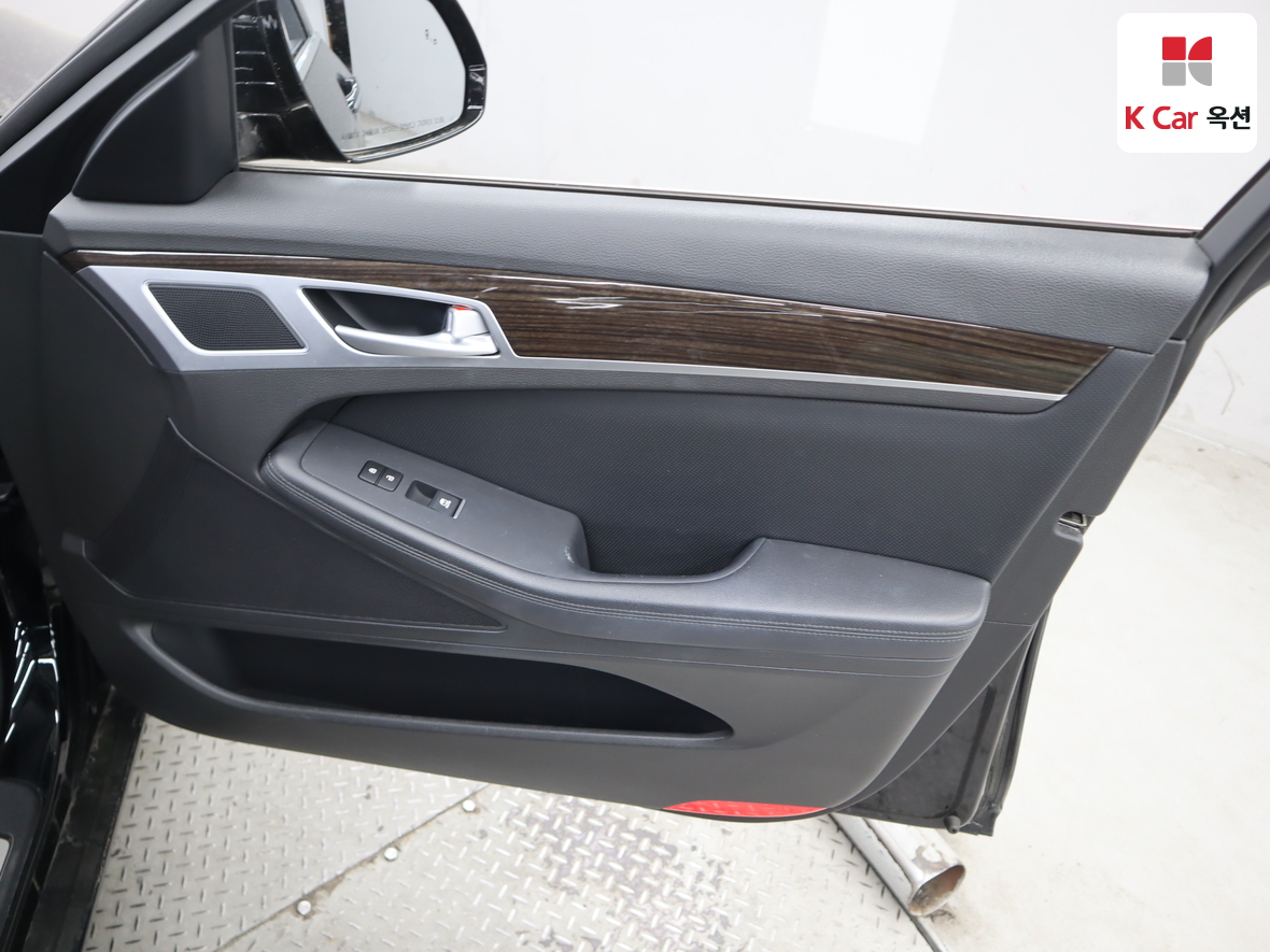 Genesis G80 2017 - Image 28