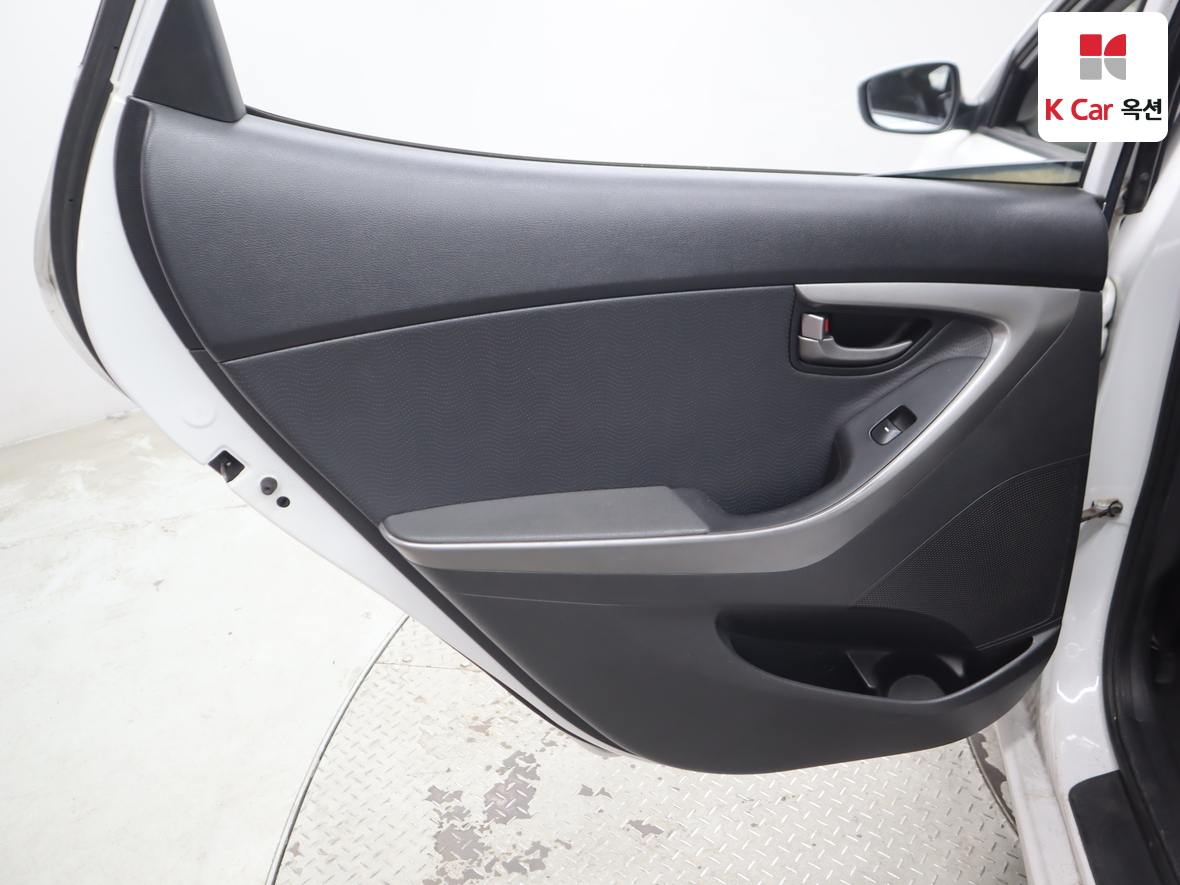 Hyundai Elantra 2011 - Image 24