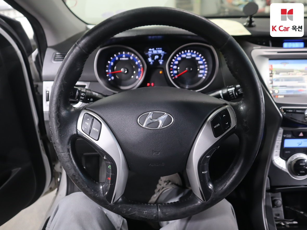 Hyundai Elantra 2011 - Image 10