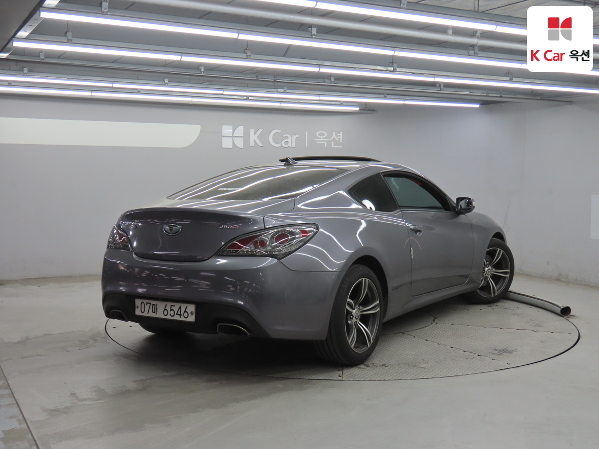 Hyundai Genesis 2010 - Image 2